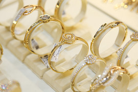 Giá vàng nhẫn lập kỷ lục mới, vàng miếng đi xuống