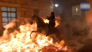 Độc đáo lễ hội cưỡi ngựa phi qua lửa ở Tây Ban Nha