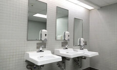 Trường học gỡ gương trong toilet vì học sinh nghiện quay TikTok