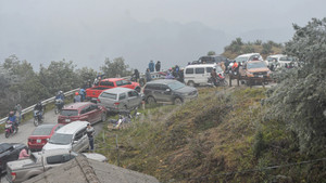 Nhiệt độ xuống -1,6 độ C, du khách ùn ùn đổ lên đỉnh Mẫu Sơn ngắm băng giá 