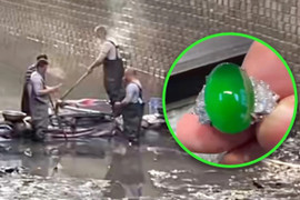 Hàng trăm người theo dõi cuộc 'mò' nhẫn ngọc 3,4 tỷ đồng dưới mương suốt 4 ngày