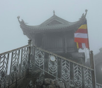 Băng giá phủ trắng chùa Đồng Yên Tử ở Quảng Ninh