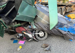 Ba cuộn tôn rơi từ ô tô đầu kéo đè bẹp xe máy, 2 người thoát chết trong gang tấc
