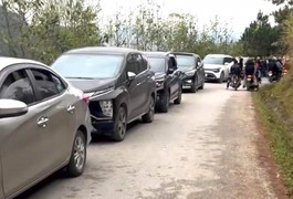 Băng giá phủ kín đỉnh Mẫu Sơn, du khách ùn ùn kéo đến ngắm