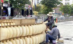 TP.HCM: Thi công đường hoa Nguyễn Huệ đón Tết Giáp Thìn 2024