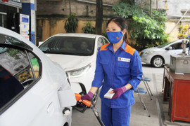 Đổ nửa bình xăng hay đầy bình xăng tốt hơn?