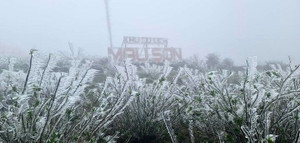 Nhiệt độ xuống -1,1 độ C, băng giá phủ kín đỉnh Mẫu Sơn