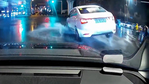 Nắp hố ga văng ra, tài xế ô tô nhận cú 'trời giáng'