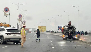 Công an Hà Nội thông tin vụ 2 ô tô tông nhau bẹp rúm trên cầu Vĩnh Tuy