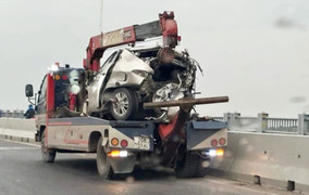 Hà Nội: Hai ô tô tông nhau bẹp rúm trên cầu Vĩnh Tuy, chưa rõ thương vong