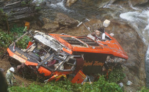 Xe khách chở 22 người rơi vực: Xác minh thời gian lái xe liên tục của tài xế