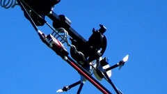 Drone kết hợp robot lắp thiết bị ngăn chim lao vào đường dây điện