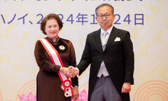 Bà Nguyễn Thị Kim Ngân được trao Huân chương Mặt trời mọc hạng nhất Đại Thập tự