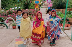 Học sinh ở nơi '4 không' quấn chăn đến trường chống chọi giá rét