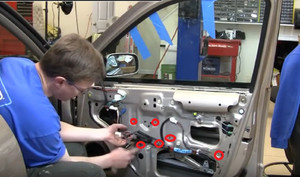 Nguyên nhân và cách sửa chữa cửa kính ô tô bị kẹt