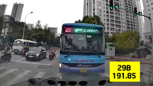 Tài xế xe buýt ngang ngược, cố tình chặn đầu ô tô 