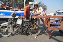 Bị phạt nhiều lần vẫn bất chấp chạy xe tự chế chở hàng, tài xế nói 'vì mưu sinh'