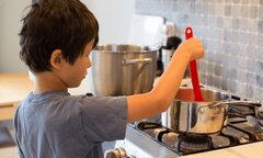 Bỏ con 9 tuổi 'tự sinh tự diệt' suốt 2 năm để ở với bồ, người mẹ lĩnh án tù