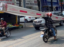 Đi xe máy chở tôn thép bị xử phạt thế nào?