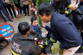 Hà Nội: Giải cứu 3 người mắc kẹt trong đám cháy căn nhà 6 tầng