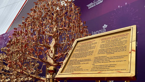 Chiêm ngưỡng cây đào mạ vàng 24k cao 2m ở Hà Nội