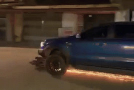 Bắt tài xế bán tải 'thông chốt' nồng độ cồn, kéo lê xe CSGT toé lửa