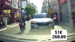 Tài xế ô tô thản nhiên đỗ xe ngược chiều, chặn đứng dòng phương tiện