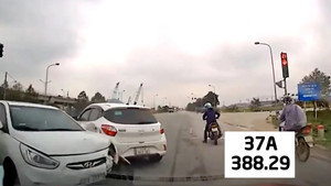 Tài xế ô tô càn quét loạt phương tiện rồi bỏ chạy