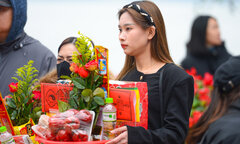 Dân công sở tranh thủ giờ nghỉ trưa đổ về Phủ Tây Hồ dâng lễ rằm tháng Chạp
