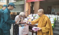 TP.HCM: Trao hơn 100 phần quà Tết đến người có hoàn cảnh khó khăn