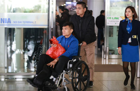 Tuyển Việt Nam về nước: Xuân Mạnh ngồi xe lăn rời sân bay