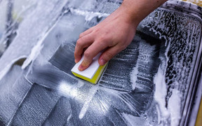 Cách làm sạch kính trên ô tô bị ố lâu ngày 