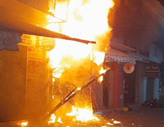 Cháy nhà lúc nửa đêm, 5 người leo qua nhà hàng xóm thoát thân