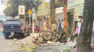 Gần 1 giờ giải cứu nam shipper ra khỏi gầm xe bán tải