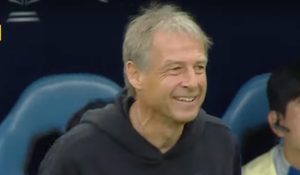 HLV Klinsmann phản ứng lạ, bảng Hàn Quốc có kịch bản khó tin như dàn xếp