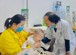 Bác sĩ chỉ ra sai lầm thường thấy của cha mẹ trong việc giữ ấm cho trẻ