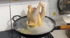 Khi mẹ dặn gái đoảng ở nhà luộc nửa con gà