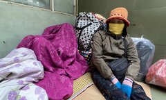 Dành tiền chữa bệnh cho con, cha mẹ quấn chăn nằm cửa viện