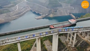 Tàu thuỷ hàng trăm tấn 'đi' trên núi ở Trung Quốc