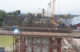 Bất chấp giá rét, công nhân dốc sức thi công cây cầu nối Hải Phòng và Quảng Ninh