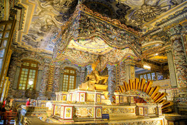 Lăng mộ xa hoa của vua nhà Nguyễn có bức 'Cửu long ẩn vân' vẽ bằng chân 