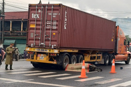 Container tông xe máy trên quốc lộ, vợ chết chồng trọng thương