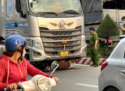 Hai người tử vong sau va chạm với xe đầu kéo