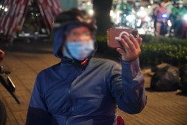 Vi phạm nồng độ cồn, tài xế không ký biên bản mà còn cầm điện thoại quay CSGT