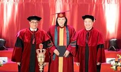 Hoa khôi bóng chuyền Kim Huệ nhận bằng thạc sỹ kinh tế ở tuổi 42