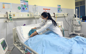 Đốt củi để sưởi ấm, 2 người ở Thanh Hoá suýt mất mạng