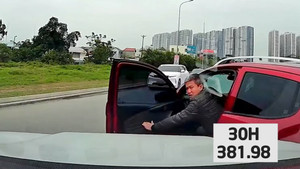 Tài xế 'hổ báo' chặn đầu ô tô ngay giữa đường