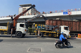 Xe container kéo gãy khung sắt trên Quốc lộ 1A, đổ đè lên xe buýt