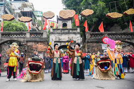 Hơn 100 người mặc áo dài truyền thống, tái hiện Tết xưa trên phố cổ Hà Nội