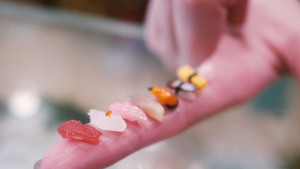 Cận cảnh miếng sushi nhỏ nhất thế giới